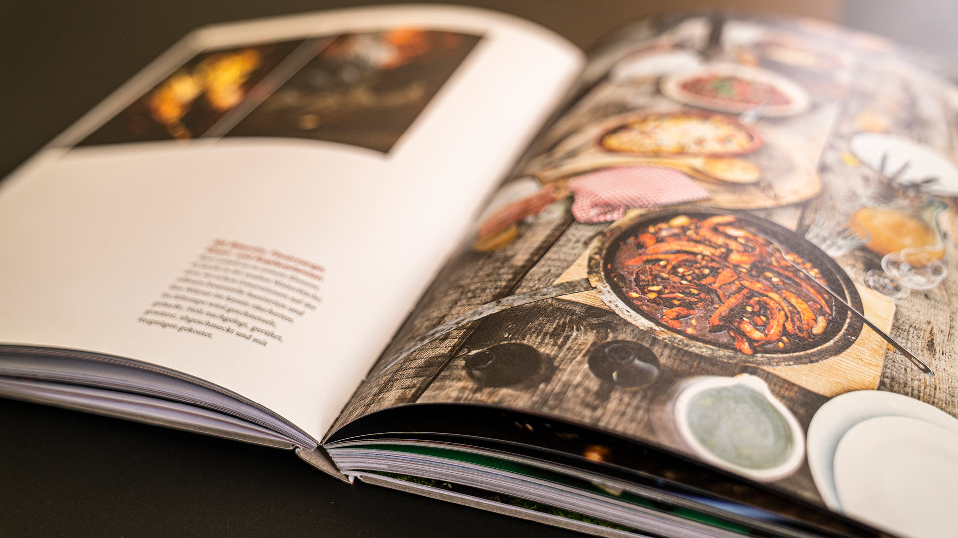 aufgeschlagenes Kochbuch mit Hardcover-Bindung
