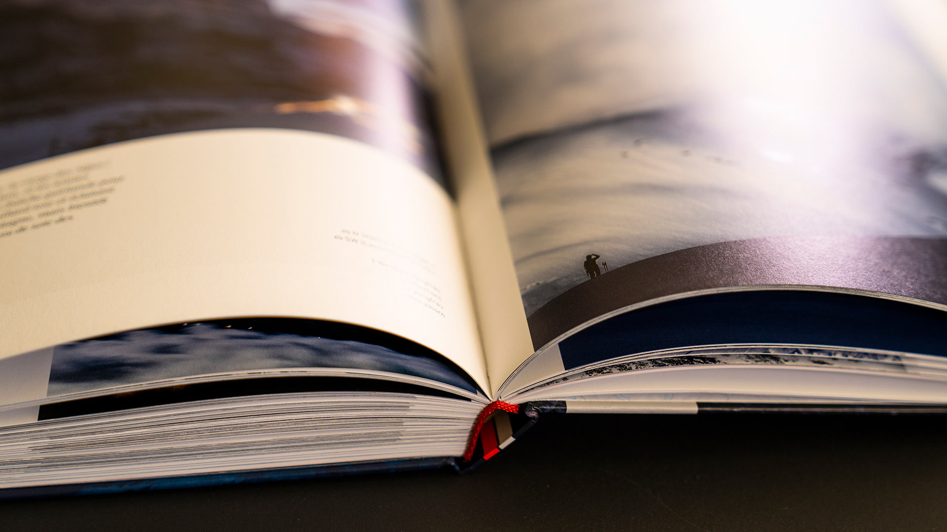 Detailansicht eines Hardcovers mit Stoffeinband