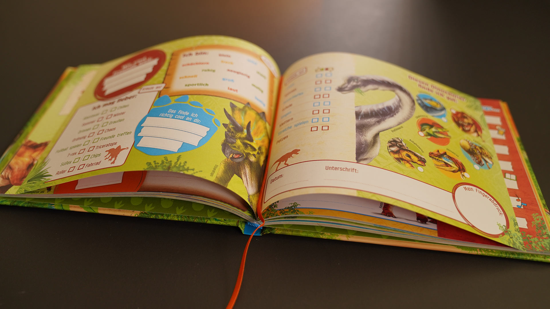 Schulfreundebuch im Dino-Theme mit Lesezeichen-Bändchen