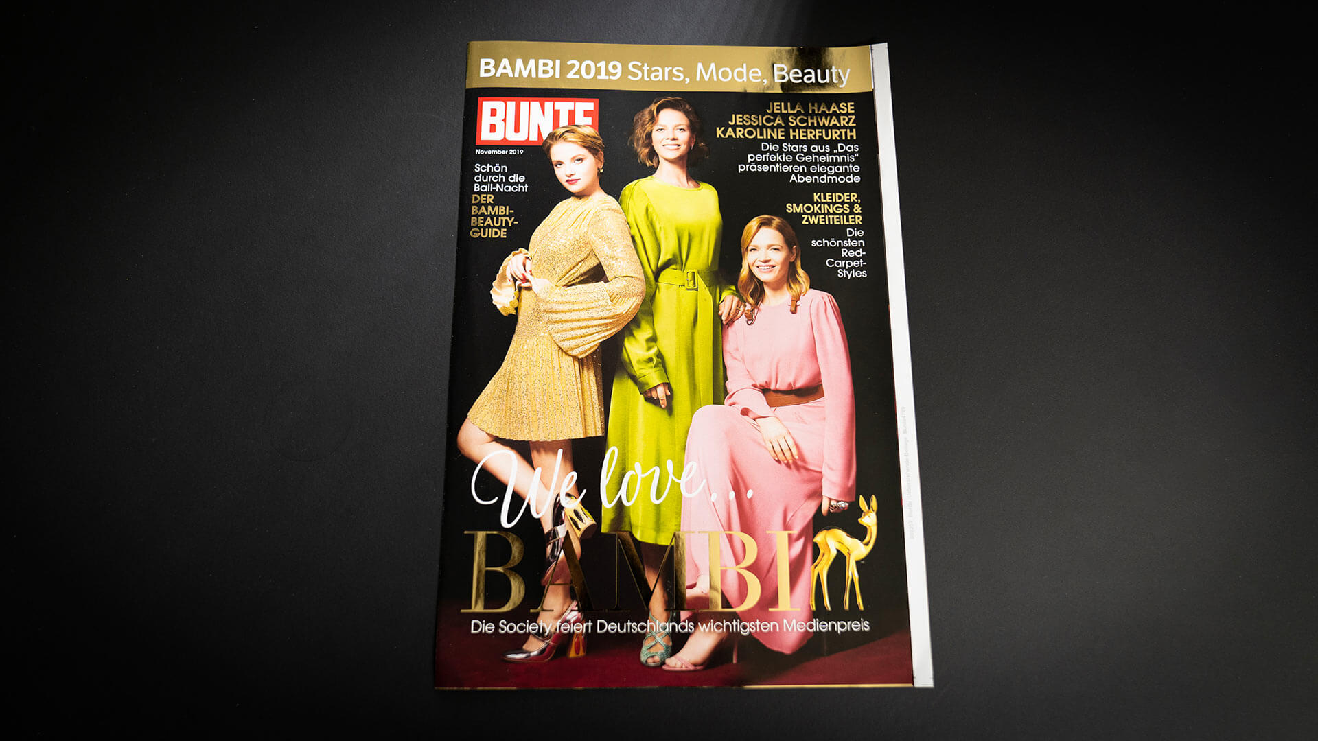 Bunte Illustrierte mit goldener Folienveredelung